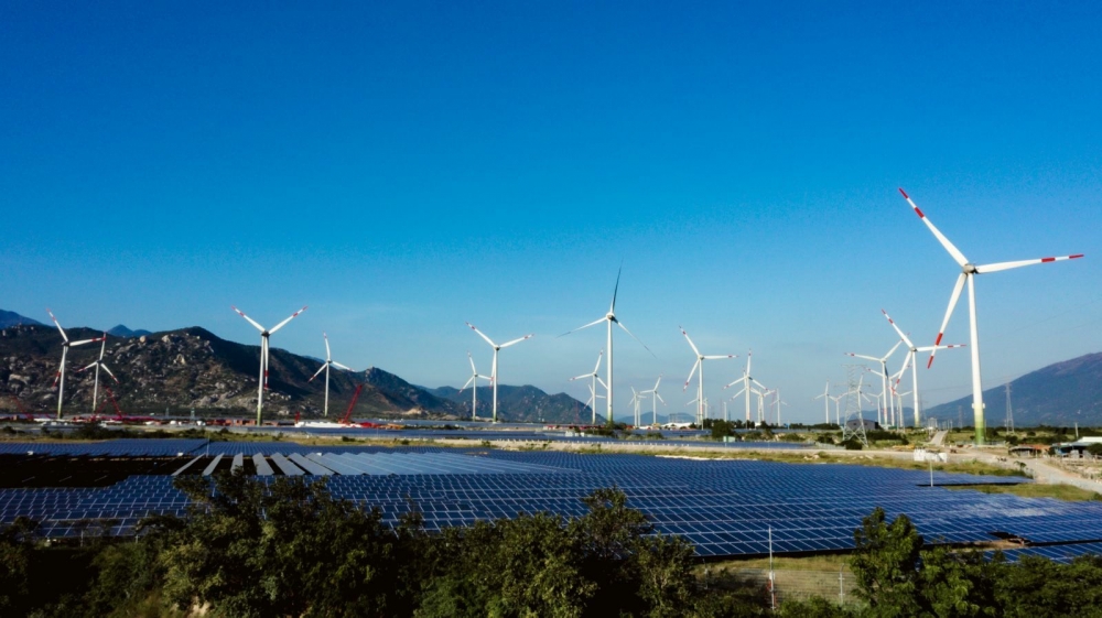 Lắp đặt hệ thống kết hợp  điện gió và điện mặt trời